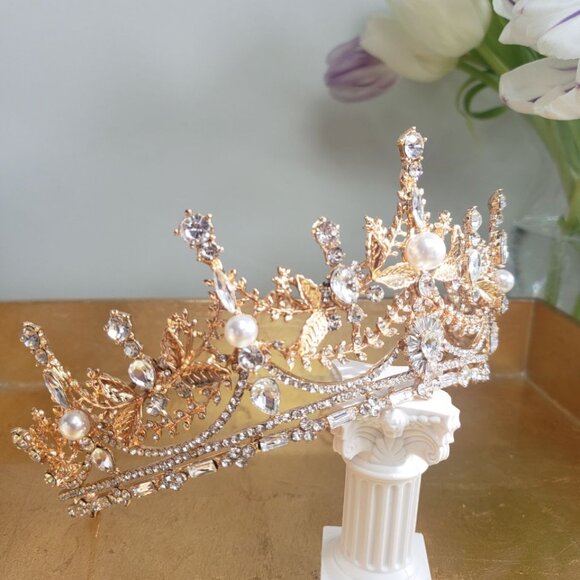 Jonquil Tiara Gold colored tiara with silver clear rhinestones and faux pearls - Picture 5 of 9